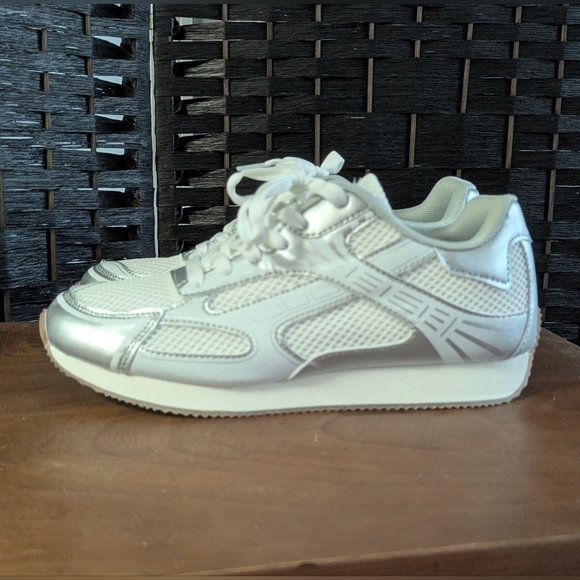 NICOLE MILLER women's Silver Sneakers NEW Size 8.5 - Picture 2 of 6